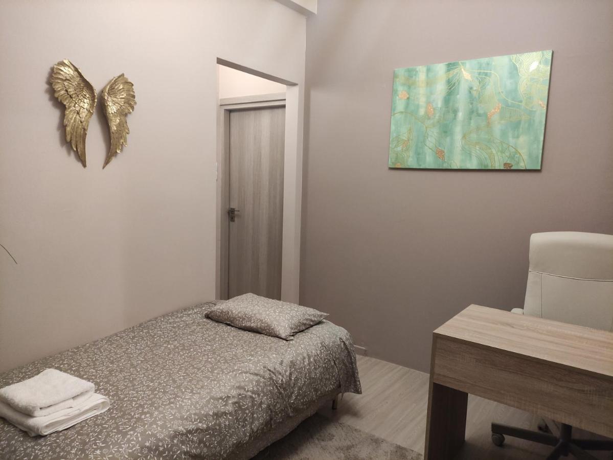 Love Truth Life Appartement Piraeus Buitenkant foto