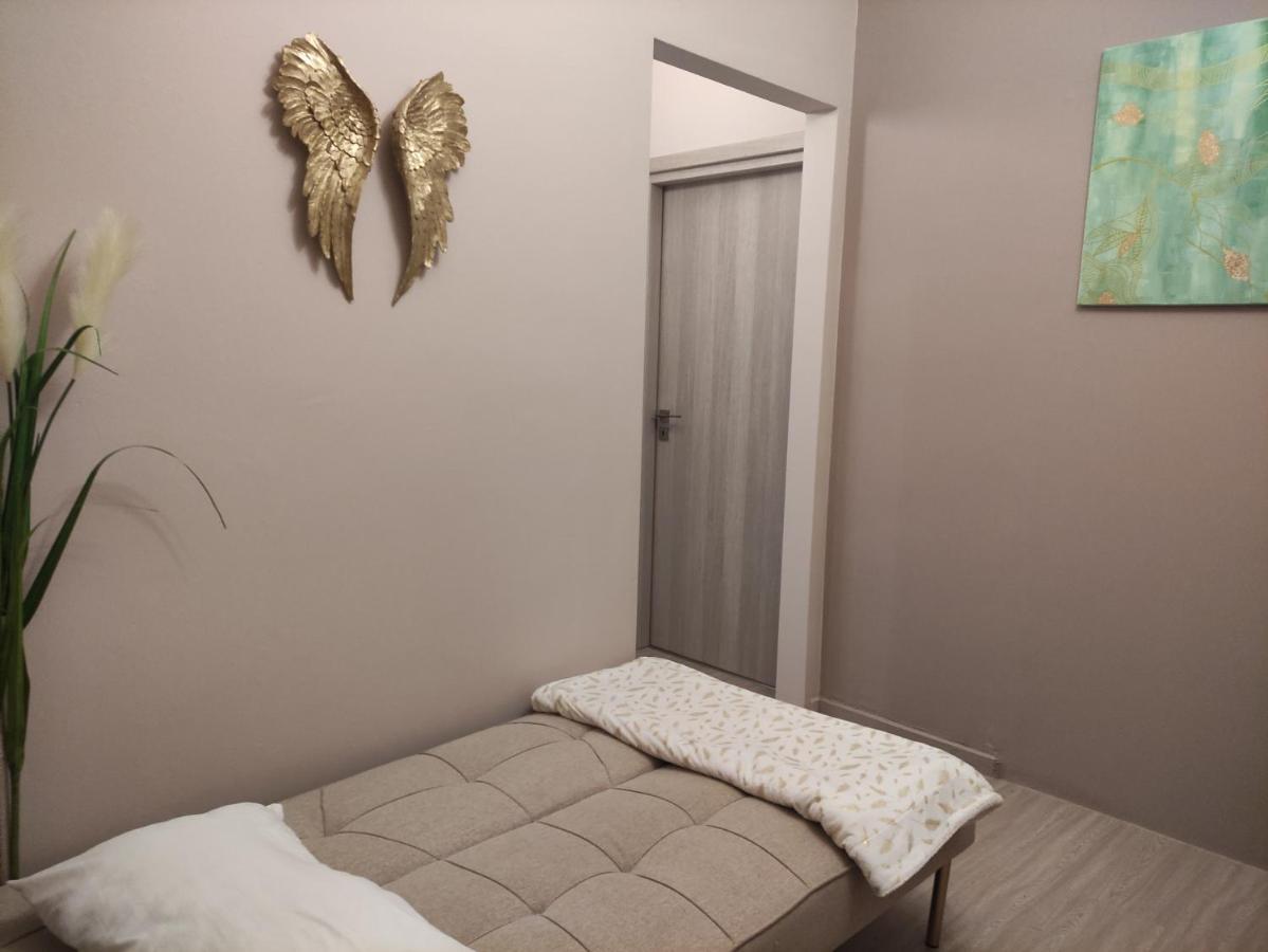 Love Truth Life Appartement Piraeus Buitenkant foto